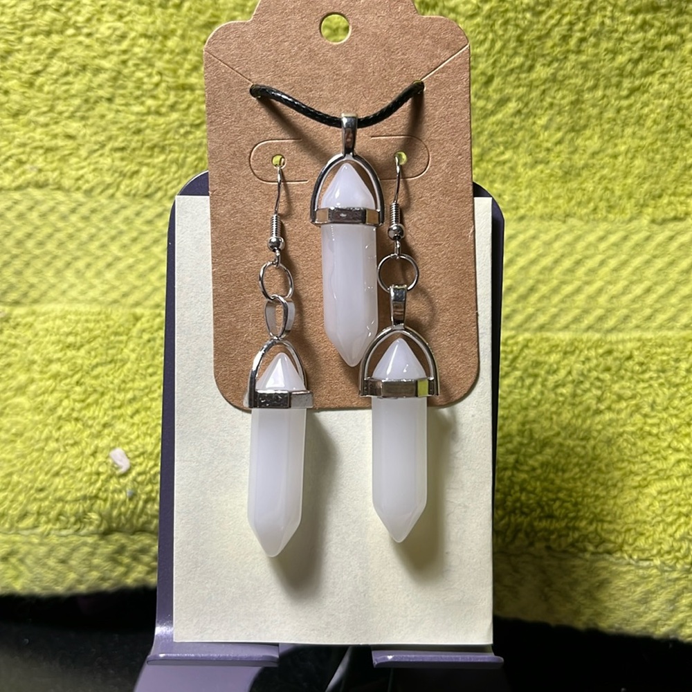 White glass pendant necklace and earrings set‎